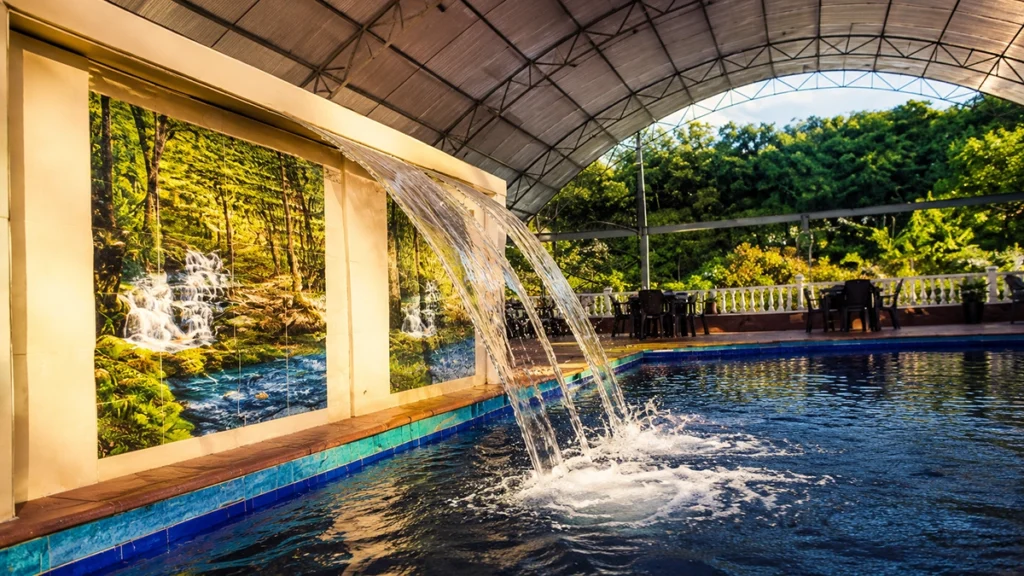 Piscina con cascada de agua en Finca La María Centro Vacaciona