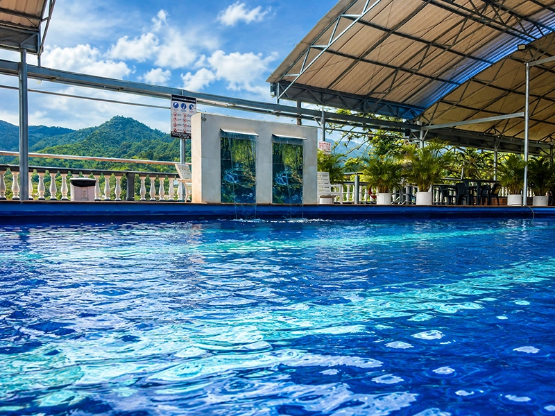 Piscina cubierta con vista a las montañas en Finca La María Centro Vacacional