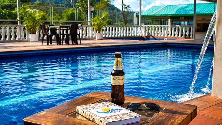 Mesa junto a la piscina de Finca La María con ambiente de descanso
