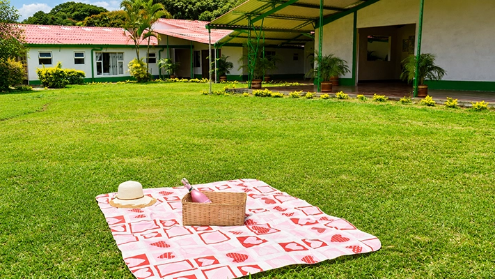 Picnic campestre en las zonas verdes de Finca La María Centro Vacacional