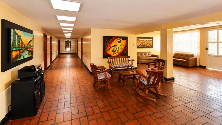 Salón interior con zona de descanso en Finca La María Centro Vacacional