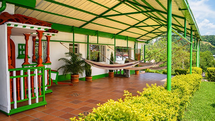 Terraza cubierta con hamacas para descansar en Finca La María