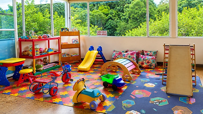 Zona infantil con juegos y juguetes en Finca La María Centro Vacacional