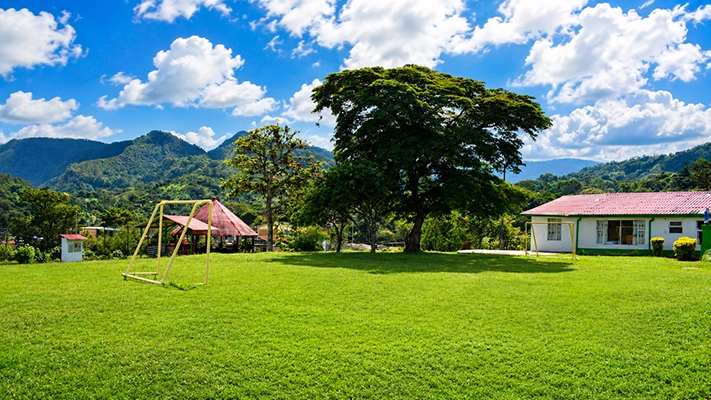 Zonas verdes con vista a las montañas en Finca La María Centro Vacacional